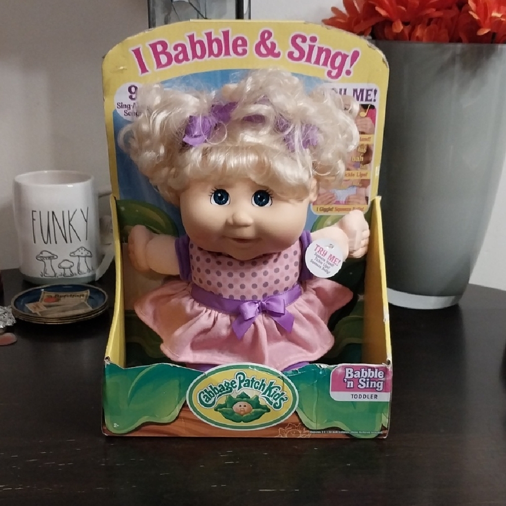 Cabbage Patch Kids-I Babble & Sing -Toddler Doll - New In Box